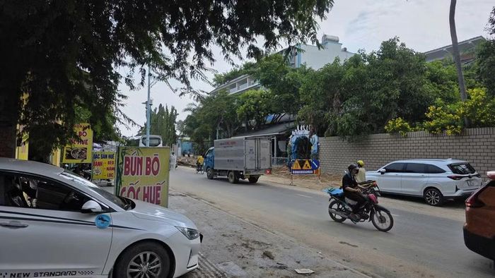 Bức tường cao hơn 2m sập đè chết người. (Ảnh: Quý Ngọc)