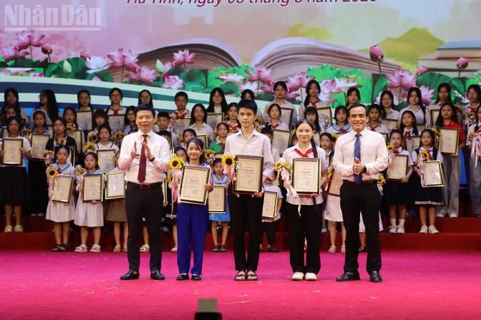 Đại diện Ban tổ chức trao giải cho các học sinh xuất sắc đạt giải.