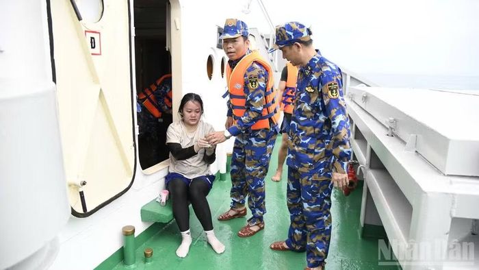 Chỉ huy trên Tàu 629 kịp thời động viên, hỏi thăm nạn nhân để ổn định tâm lý.