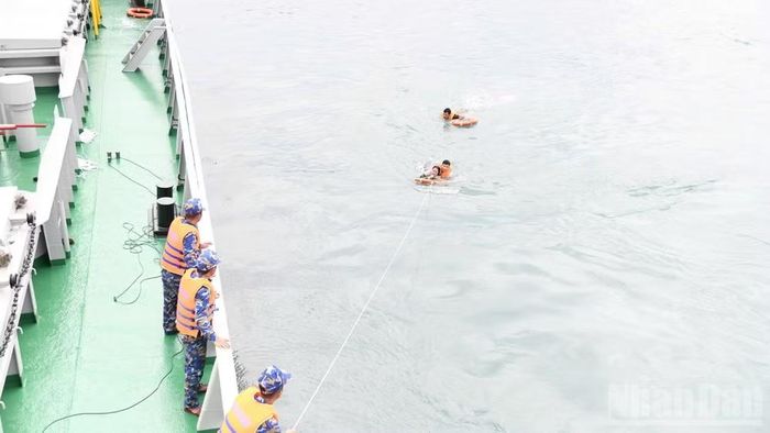 Cán bộ, chiến sĩ Vùng 3 Hải quân triển khai phương án cứu nạn nhân lên tàu an toàn.