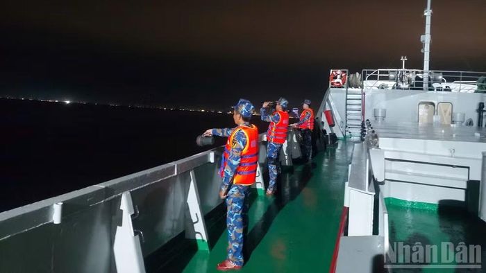 Tàu 629 tiếp tục ở lại khu vực, phối hợp các lực lượng chức năng tìm kiếm hai nạn nhân còn lại.