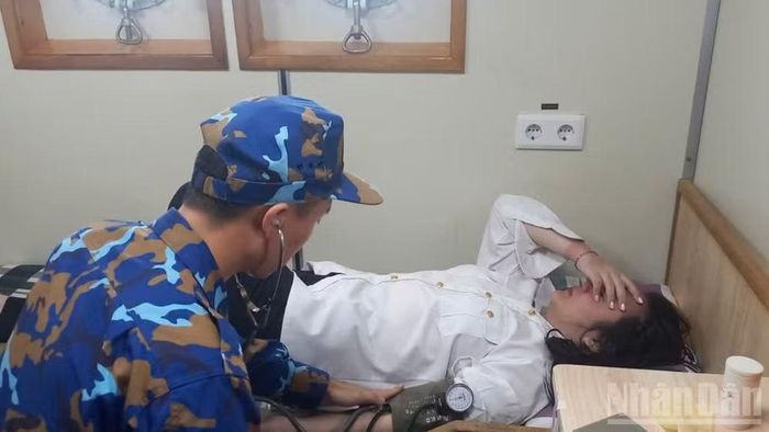 Lực lượng Quân y trực tiếp thăm khám, chăm sóc nạn nhân Trương Thị Phương.