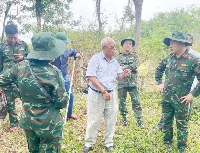 Nhân chứng đang trao đổi thông tin với Đội tìm kiếm hài cốt liệt sĩ tại Cồn Tiên. (Ảnh: Lâm Quang Huy)