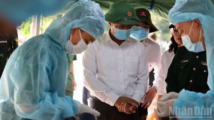 Phó Chủ tịch Ủy ban nhân dân tỉnh Lâm Đồng Đinh Văn Tuấn kiểm tra thực tế việc lấy mẫu hài cốt liệt sĩ tại Nghĩa trang Liệt sĩ Bình Thuận.