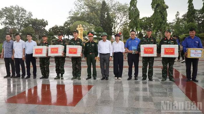 Phó Chủ tịch Ủy ban nhân dân tỉnh Lâm Đồng Đinh Văn Tuấn tặng quà, động viên lực lượng làm nhiệm vụ tại Nghĩa trang Liệt sĩ Bình Thuận.