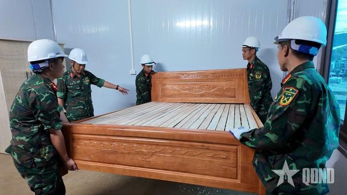 Lực lượng của Học viện Hậu cần giúp dân chuyển vật dụng vào nhà mới. Ảnh do đơn vị cung cấp