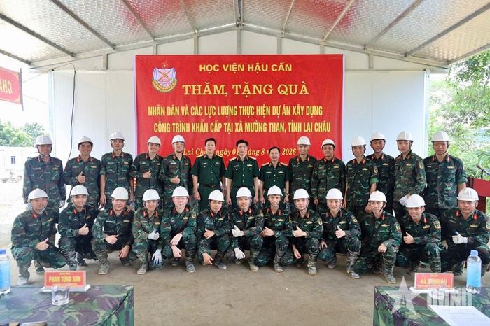 Lãnh đạo Học viện Hậu cần tặng quà động viên lực lượng thi công. Ảnh do đơn vị cung cấp