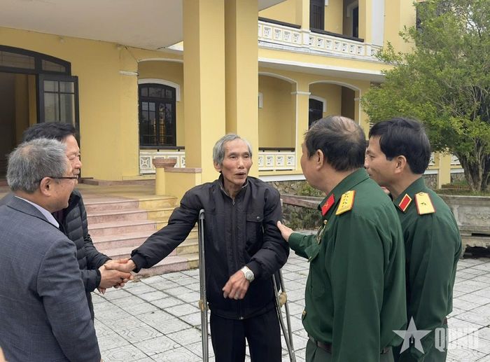 Cán bộ Hội Hỗ trợ khắc phục hậu quả bom mìn Việt Nam thăm hỏi, hỗ trợ sinh kế, y tế đối với nạn nhân bom mìn tại TP Huế. Ảnh: NGỌC HƯNG