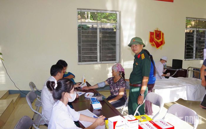 Khám, cấp thuốc miễn phí cho đồng bào. 