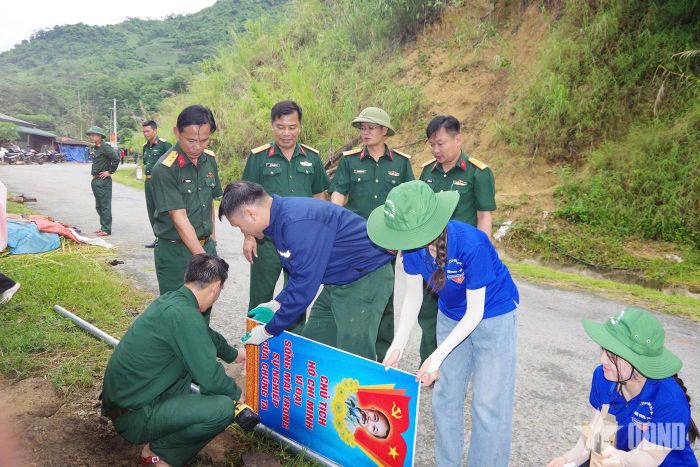  Hỗ trợ các địa phương xây dựng pa nô áp phích tuyên truyền.