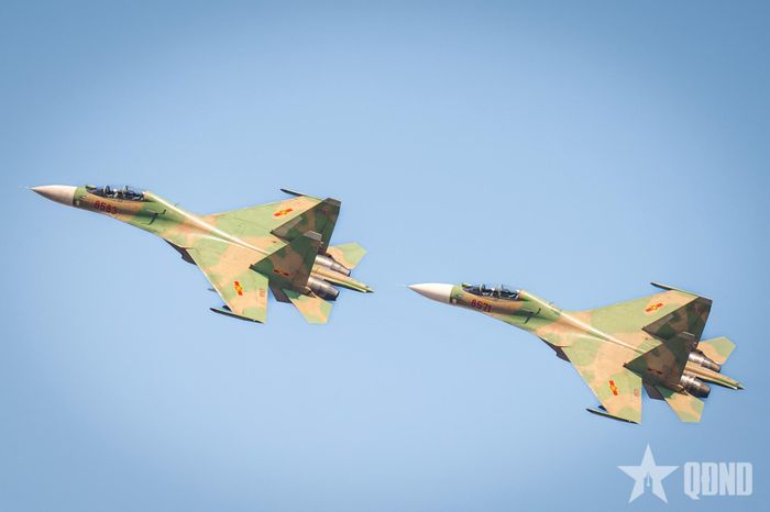 Tiêm kích Su-30MK2 trong một lần luyện tập chuẩn bị cho Lễ khai mạc Triển lãm Quốc phòng quốc tế Việt Nam 2024. Ảnh: TRUNG THÀNH