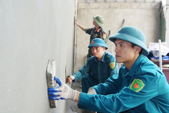 Cán bộ, chiến sĩ Ban CHQS phường Đông Triều tham gia hỗ trợ xây dựng nhà ở cho bà Nguyễn Thị Nhở, trú tại khu phố Yên Lâm 1, phường Đông Triều, có con là chị Nguyễn Thị Hường bị nhiễm chất độc da cam. 