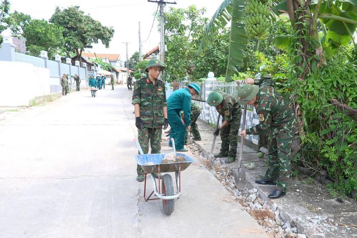 Cán bộ, chiến sĩ Ban CHQS phường An Sinh cùng cán bộ, chiến sĩ Trung đoàn 2 (Sư đoàn 395) tham gia dọn vệ sinh đường làng, ngõ xóm và xây dựng công trình dẫn nước sạch phục vụ nhân dân khu phố Đìa Mối. 