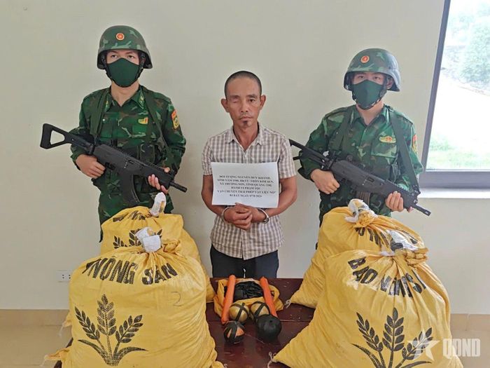 Đối tượng Nguyễn Duy Khánh cùng tang vật bị bắt giữ.