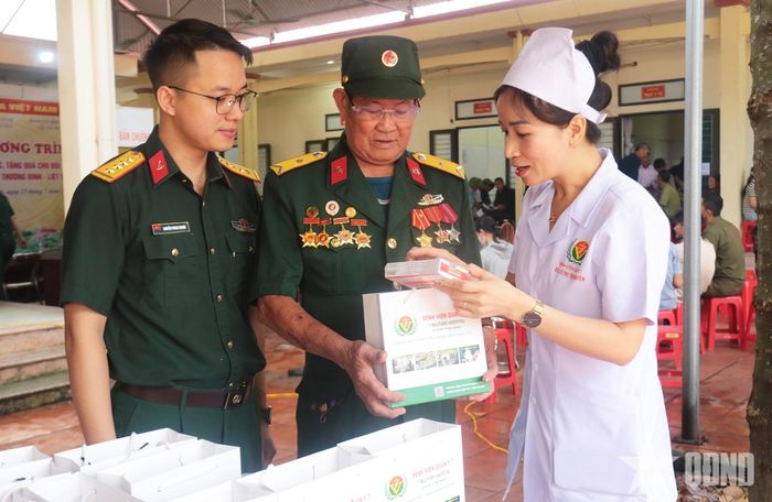 Các y, bác sĩ Bệnh viện Quân y 7 cấp thuốc miễn phí cho đối tượng chính sách.