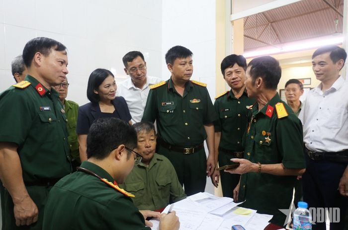 Các đối tượng chính sách trên địa bàn xã Vô Tranh, tỉnh Thái Nguyên đến khám bệnh miễn phí.