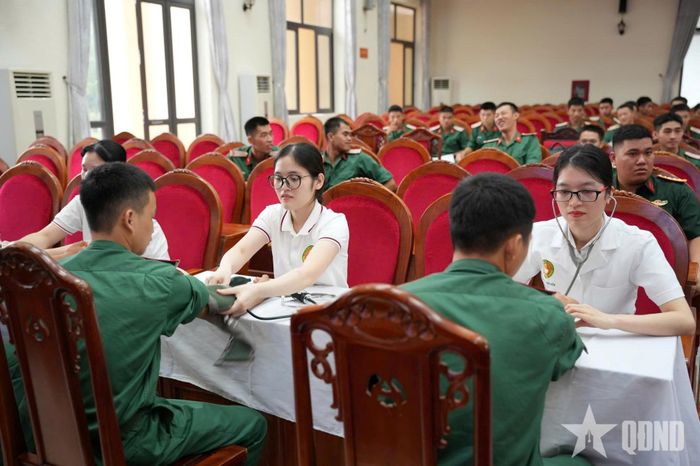 Học viên Trường Quân sự, Quân khu 2 được đo huyết áp, khám sức khỏe trước khi hiến máu tình nguyện.