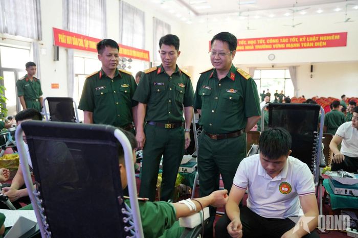 Lãnh đạo Bệnh viện Quân y 103 thăm hỏi, động viên học viên trong quá trình hiến máu.