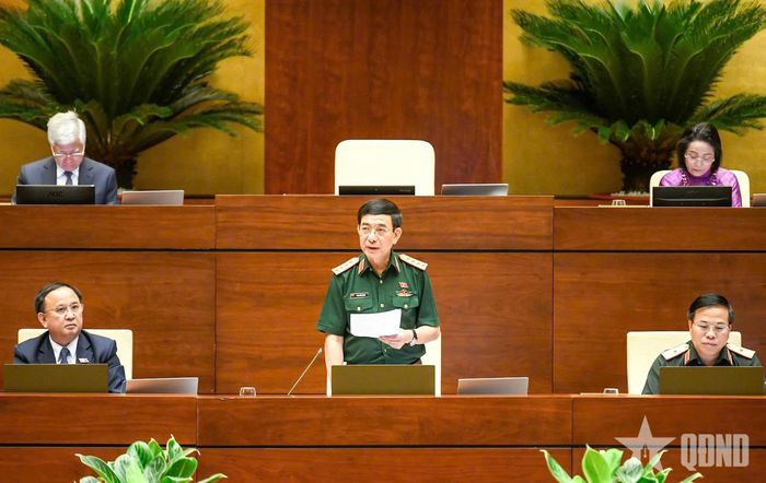 Đại tướng Phan Văn Giang phát biểu tiếp thu, giải trình làm rõ các ý kiến đại biểu Quốc hội nêu tại phiên thảo luận sáng 8-8. Ảnh: TRỌNG HẢI  