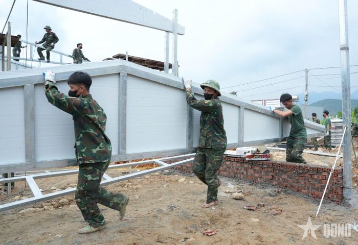  Cán bộ, chiến sĩ Bộ CHQS tỉnh Lai Châu chạy đua với thời gian làm nhà mới tại bản Sân Bay, xã Mường Than (Lai Châu).
