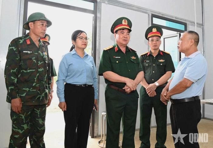 Trung tướng Phạm Đức Duyên, Chính ủy Quân khu 2 cùng lãnh đạo Bộ CHQS tỉnh Lai Châu nắm tình hình, chung vui với bà con ngày về nhà mới tại bản Sân Bay, xã Mường Than. 