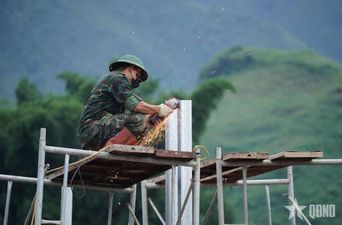 Chiến sĩ cẩn trọng với công việc làm nhà mới. 