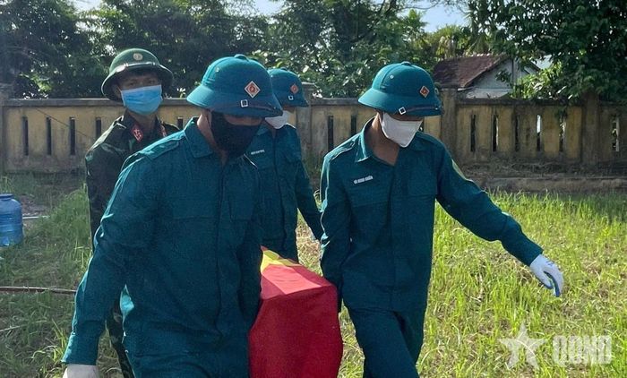  Công tác lấy mẫu sinh phẩm đang được lực lượng chức năng tiến hành rất khẩn trương.