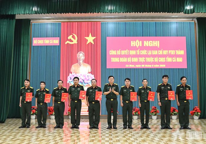  Đại tá Võ Thành Lê, Tỉnh ủy viên, Chính ủy Bộ CHQS tỉnh Cà Mau trao quyết định thành lập Đảng bộ và chỉ định Ban Chấp hành, Ban Thường vụ, Bí thư, Phó Bí thư Đảng ủy Trung đoàn Bộ binh KTT 46 nhiệm kỳ 2025 - 2030. 