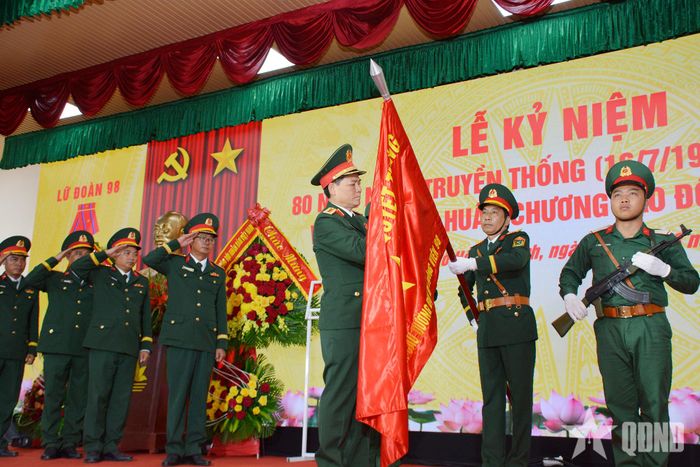 Thượng tướng Phạm Trường Sơn gắn Huân chương Lao động hạng Ba lên Quân kỳ Quyết thắng của Lữ đoàn 98.