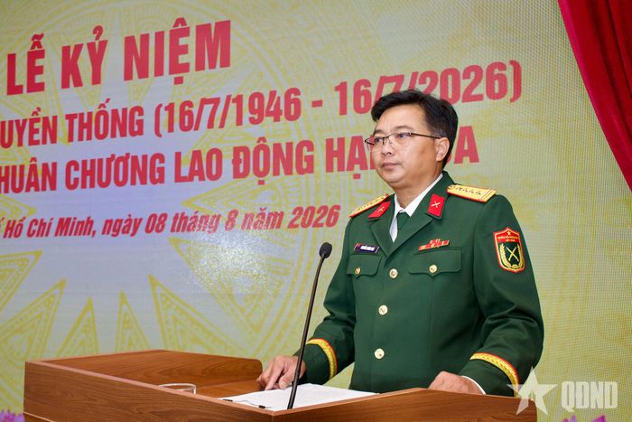 Chỉ huy Lữ đoàn 98 đọc thư chúc mừng của Bộ trưởng Bộ Quốc phòng gửi cán bộ, chiến sĩ, người lao động Lữ đoàn.