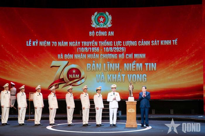Nhân dịp này, Chủ tịch Quốc hội Trần Thanh Mẫn thay mặt Tổng Bí thư, Chủ tịch nước Tô Lâm trao bức tượng Bác Hồ về thăm quê tặng lực lượng Cảnh sát kinh tế.