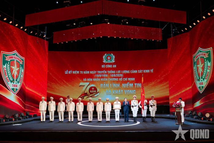 Chủ tịch Quốc hội Trần Thanh Mẫn trao Huân chương Hồ Chí Minh tặng lực lượng Cảnh sát kinh tế đã có thành tích xuất sắc đóng góp vào sự nghiệp cách mạng của Đảng, của dân tộc. Ảnh: VŨ HIẾU