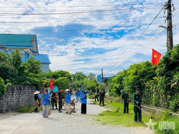 Cán bộ, chiến sĩ Trung đoàn 209 cùng nhân dân vệ sinh môi trường ở phường Bá Xuyên.