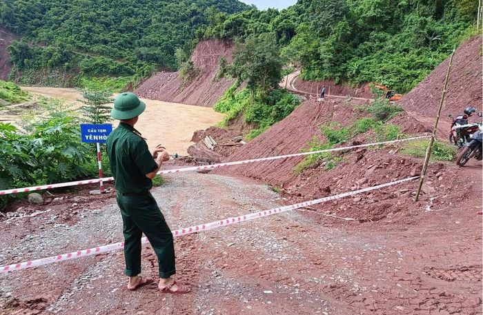 Ban CHQS xã Mỹ Lý canh trực tại cây cầu tạm để đảm bảo an toàn cho người dân.