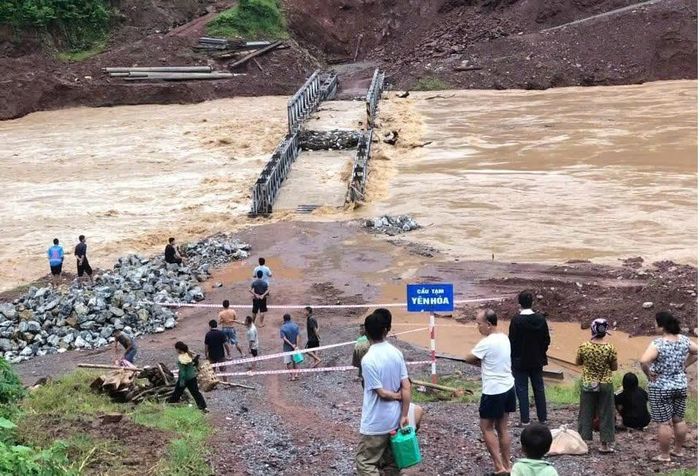 Mưa lớn khiến nước sông dâng cao, nhấn chìm cây cầu tạm tại bản Yên Hòa.