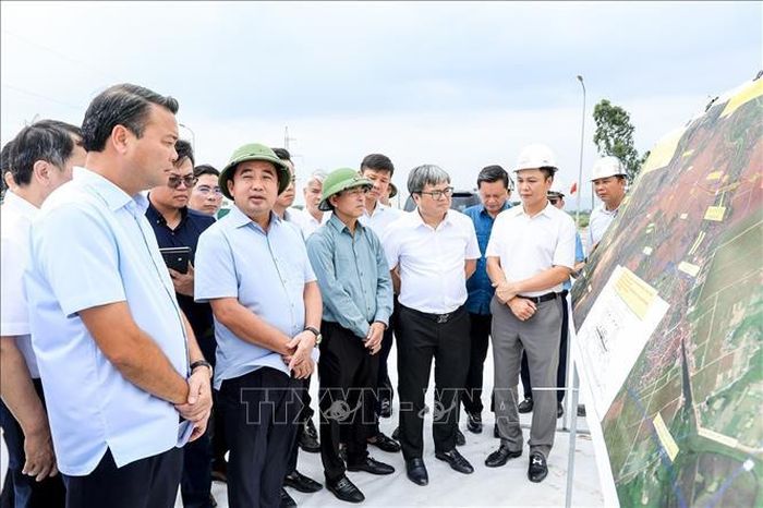 Bí thư Thành ủy Hà Nội Trần Đức Thắng và đoàn công tác kiểm tra thực địa tại Dự án xây dựng tuyến đường Mỹ Đình - Ba Sao - Bái Đính (đoạn nối từ đường trục phía Nam đến đường Hương Sơn - Tam Chúc).