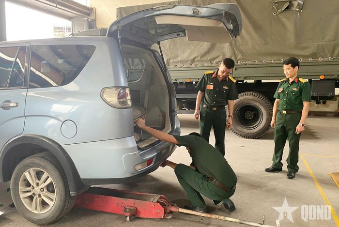 Giám khảo theo dõi thí sinh thực hành kiểm tra xe trước khi thực hiện nhiệm vụ. 