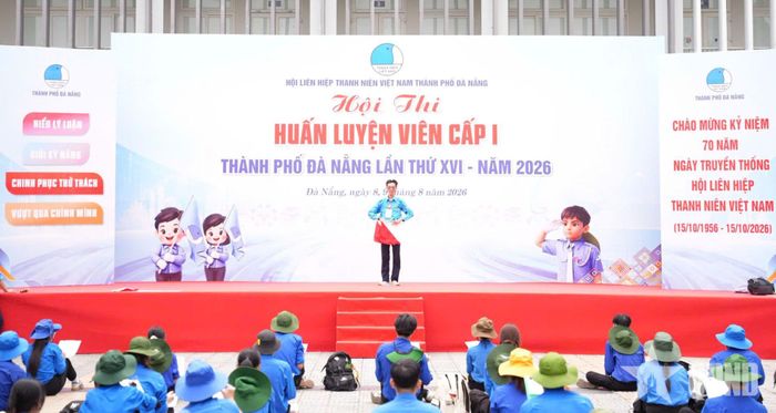 Các thí sinh dự thi phần thi kỹ năng truyền tin Semaphore.