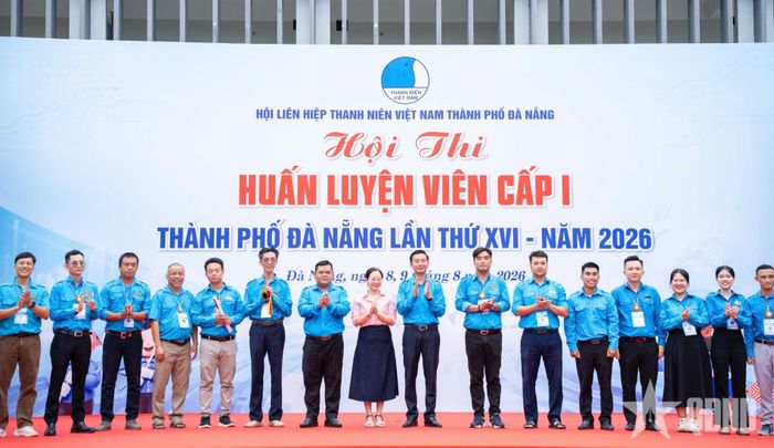Các đại biểu tại buổi khai mạc.