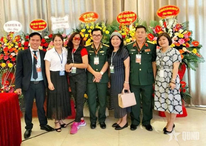  Trung tướng Nguyễn Đức Sơn (thứ hai từ phải sang) trong một chương trình gặp mặt truyền thống. Ảnh do nhân vật cung cấp
