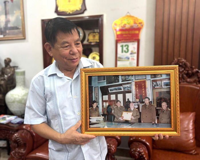 Trung tướng Nguyễn Đức Sơn giới thiệu bức ảnh kỷ niệm hồi còn công tác. 