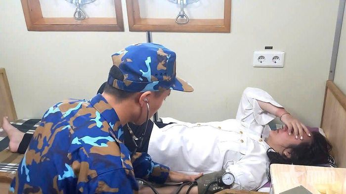  Quân y Vùng 3 Hải quân sơ cứu nạn nhân Trương Thị Phương. 