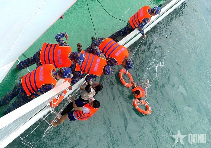 Cán bộ, chiến sĩ Tàu 629 kịp thời cứu nạn nhân trên biển.