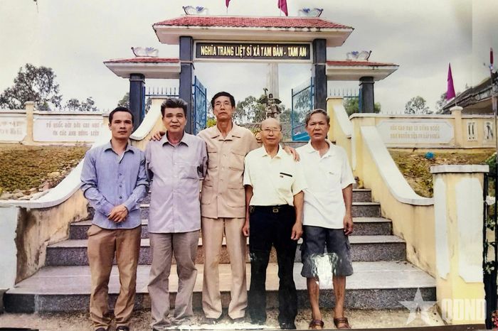 Đoàn tìm kiếm tại Nghĩa trang Liệt sĩ xã Tam Đàn - Tam An. Ảnh do gia đình cung cấp