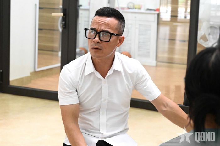 Anh Toàn kể lại những năm tháng bền bỉ tìm kiếm người chú đã hy sinh. Ảnh: CHÂU ANH