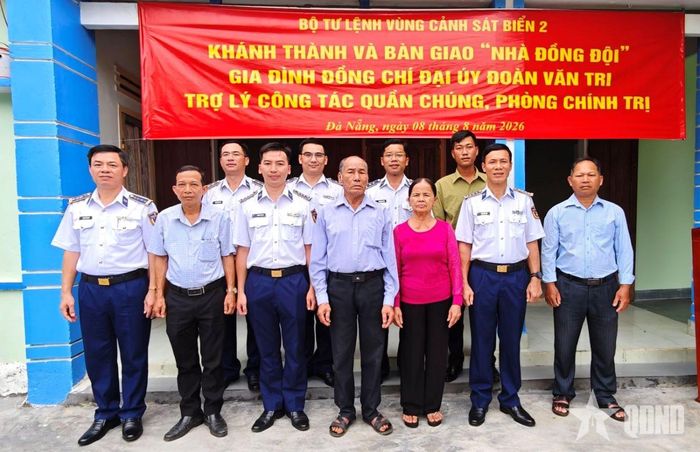  Thủ trưởng Vùng Cảnh sát biển 2, lãnh đạo địa phương chụp ảnh lưu niệm cùng gia đình Đại úy Đoàn Văn Tri.  