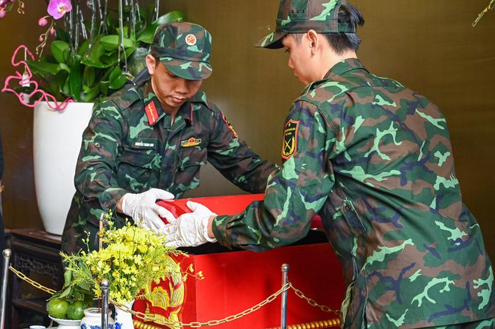 Lực lượng chức năng thực hiện nhiệm vụ tìm kiếm, quy tập hài cốt liệt sĩ tại Công viên Lê Thị Riêng.