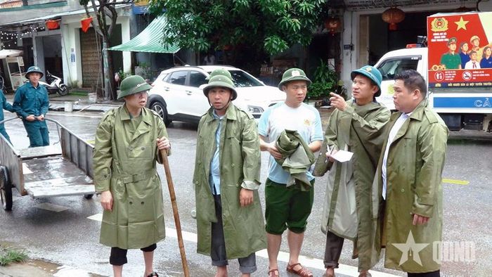 Lãnh đạo xã Quan Sơn trực tiếp chỉ huy công tác phòng chống sạt lở tại hiện trường 