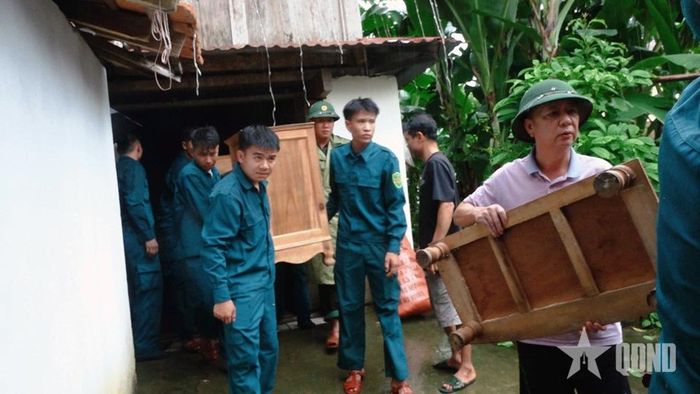 Hơn 60 lượt cán bộ, chiến sĩ thường trực, dân quân tham gia giúp dân sơ tán đến vị trí an toàn.  