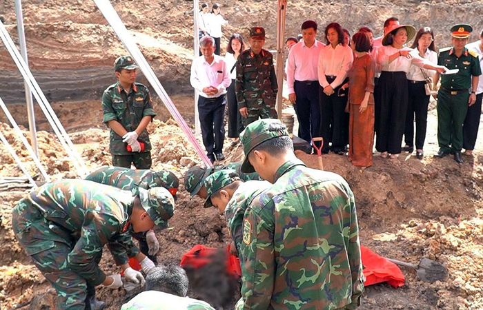 Đồng chí Phan Thị Thắng thăm, động viên lực lượng đang thực hiện nhiệm vụ tại Công viên Lê Thị Riêng. 